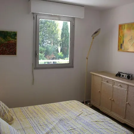 アパート Apartment, Les Pins