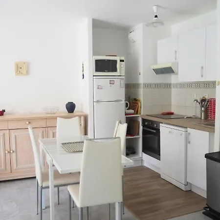 Apartment, Les Pins アパート *